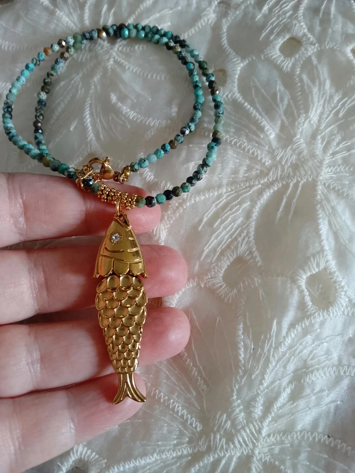 Collar de pez dorado y piedras naturales de turquesa africana – photo 3